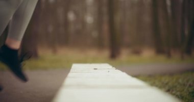 Parkta koşan ve egzersiz yapan kadınlar sağlık ve sağlık açısından harika bir gösteridir.. 