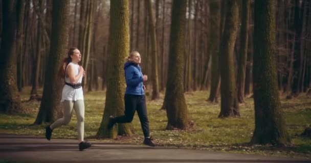 妇女在公园里慢跑和运动是健康和健康的极好表现 — 图库视频影像