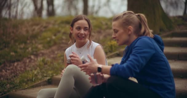 Kvinnor Joggar Och Motionerar Park Underbar Visning Hälsa Och Fitness — Stockvideo