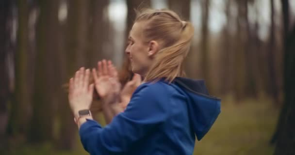 Kvinnor Joggar Och Motionerar Park Underbar Visning Hälsa Och Fitness — Stockvideo