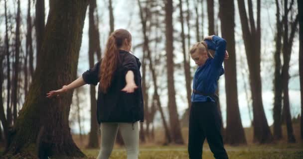 Donne Che Fanno Jogging Allenano Parco Sono Una Meravigliosa Dimostrazione — Video Stock