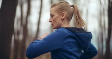 Parkta koşan ve egzersiz yapan kadınlar sağlık ve sağlık açısından harika bir gösteridir.. 