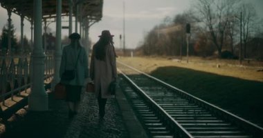 Tren istasyonunda yürüyen kadınlar, sohbete daldılar.