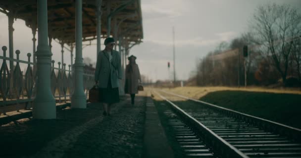 Donne Che Parlano Camminano Attraverso Stazione Ferroviaria Impegnati Una Conversazione — Video Stock