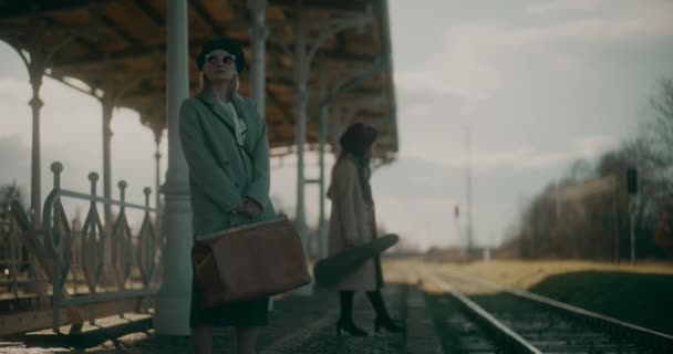 Mulher Atenciosa Caminhando Pela Estação Ferroviária Procura Chegada Trem — Vídeo de Stock