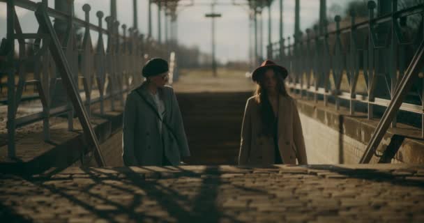 Vrouwen Die Door Het Station Lopen Gesprek — Stockvideo