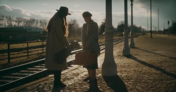 Γυναίκες Που Περπατούν Μέσα Από Σιδηροδρομικό Σταθμό Ασχολούνται Συζήτηση — Αρχείο Βίντεο