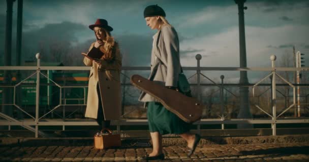 Mulheres Caminhando Pela Estação Ferroviária Engajadas Conversa — Vídeo de Stock