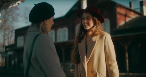 Mujeres Caminando Por Estación Tren Conversando — Vídeo de stock