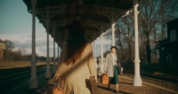 기차역을 지나가면서 대화를 나누는 여자들 — 비디오