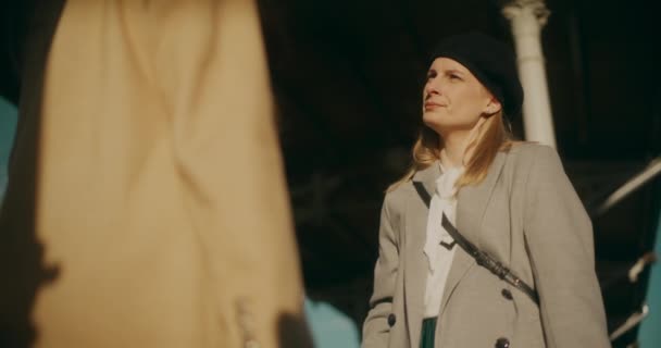 Nők Beszélgetnek Sétálnak Vasútállomáson Beszélgetnek — Stock videók