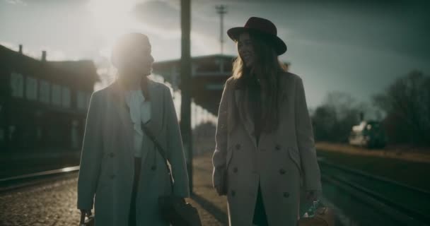 Nők Beszélgetnek Sétálnak Vasútállomáson Beszélgetnek — Stock videók