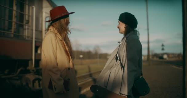 Tren Istasyonunda Konuşan Yürüyen Kadınlar Sohbete Daldılar — Stok video