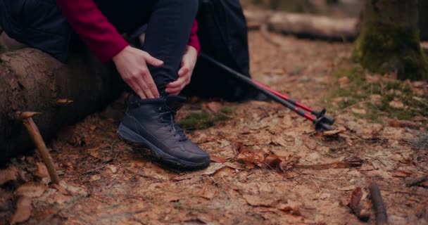 Dişi Yürüyüşçü Turist Dağlarda Yürürken Yaralandı Durumu Acil Vahşi Doğaya — Stok video