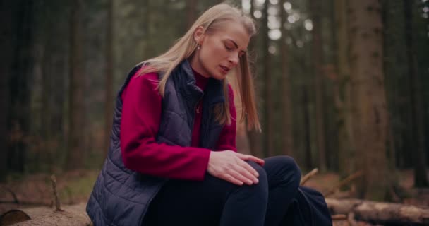 Kvinnliga Vandrare Turist Har Lidit Skada När Går Bergen Hennes — Stockvideo