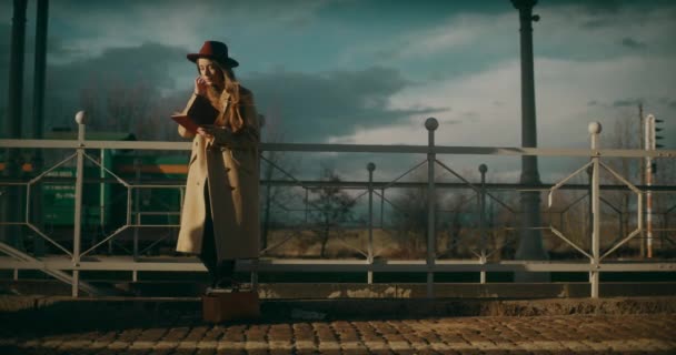 Tren Istasyonundaki Düşünceli Düşünceli Kadın Kendi Düşüncelerinde Kaybolmuş Derin Düşüncelere — Stok video
