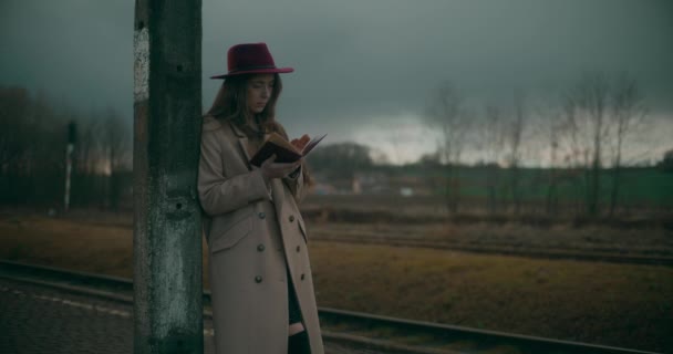 Mujer Pensativa Reflexiva Estación Tren Perdida Sus Propias Contemplaciones Profundamente — Vídeo de stock