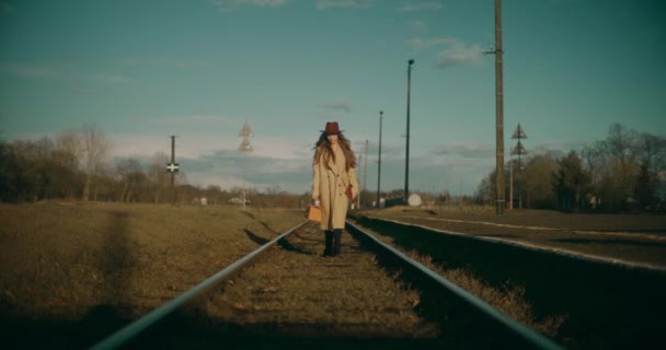 Bedachtzame Bedachtzame Vrouw Het Station Verloren Haar Eigen Beschouwingen Diep — Stockvideo