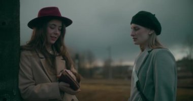 Tren istasyonundaki düşünceli ve düşünceli kadın kendi düşüncelerinde kaybolmuş, derin düşüncelere dalmış ve yansımasına dalmış.