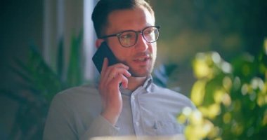 İş adamı çalışırken düşüncelere daldı, düşünceli iş adamı işine odaklandı..