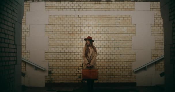 Зайнята Вдумлива Жінка Залізничній Станції Загубилася Своїх Власних Спогляданнях Глибоко — стокове відео