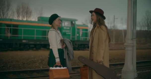 Mulher Pensativa Atenciosa Estação Ferroviária Perdida Suas Próprias Contemplações Profundamente — Vídeo de Stock