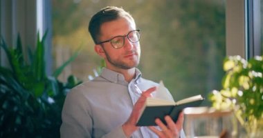 İş adamı çalışırken düşüncelere daldı, düşünceli iş adamı işine odaklandı..