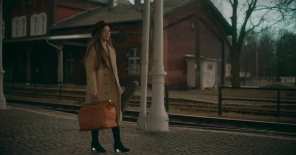 Mujer Pensativa Reflexiva Estación Tren Perdida Sus Propias Contemplaciones Profundamente — Vídeo de stock