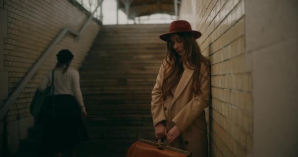 Nachdenkliche Und Nachdenkliche Frau Bahnhof Verloren Ihren Eigenen Betrachtungen Tief — Stockvideo