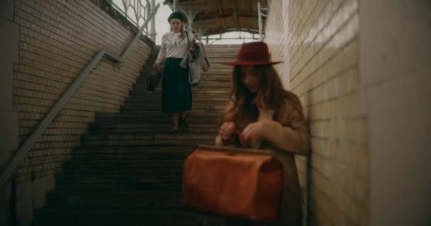Зайнята Вдумлива Жінка Залізничній Станції Загубилася Своїх Власних Спогляданнях Глибоко — стокове відео