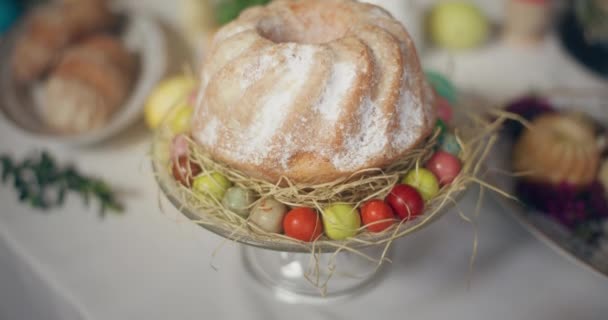 Mengalami Sukacita Kue Kue Paskah Tradisional Atas Meja Yang Dihiasi — Stok Video