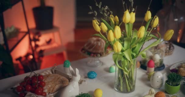 Vytvořte Trvalé Vzpomínky Velikonoční Snídani Krásně Zdobeného Stolu Přijmout Slavnostní — Stock video