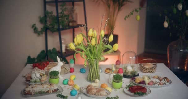 在装饰精美的餐桌旁享用复活节早餐 创造出持久的回忆 用春天的花朵 柔和的色彩和诱人的装饰来拥抱节日的精神 — 图库视频影像