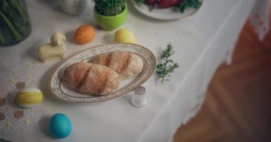 Geleneksel Paskalya Yumurta Masası Paskalya Tatili, süslü yumurtalar, lezzetli yiyecekler ve neşeli bir şekilde yeniden doğuşu simgeleyen Paskalya bayramıdır..