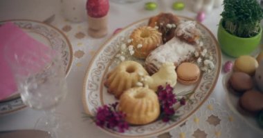 Geleneksel Paskalya Yumurta Masası Paskalya Tatili, süslü yumurtalar, lezzetli yiyecekler ve neşeli bir şekilde yeniden doğuşu simgeleyen Paskalya bayramıdır..