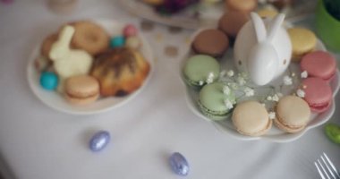 Geleneksel Paskalya Yumurta Masası Paskalya Tatili, süslü yumurtalar, lezzetli yiyecekler ve neşeli bir şekilde yeniden doğuşu simgeleyen Paskalya bayramıdır..