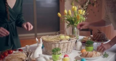 Geleneksel Paskalya Yumurta Masası Paskalya Tatili, süslü yumurtalar, lezzetli yiyecekler ve neşeli bir şekilde yeniden doğuşu simgeleyen Paskalya bayramıdır..