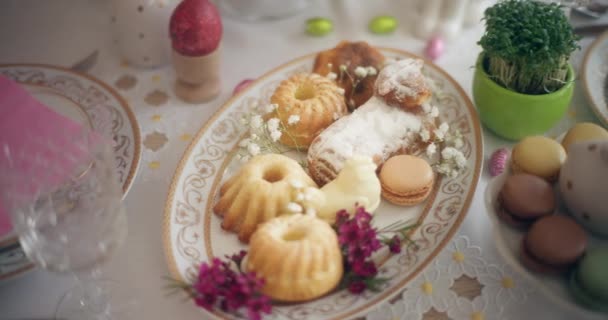 伝統的なイースターエッグテーブルイースターの休日は 装飾された卵 おいしい食べ物 そして喜びが再生を象徴するイースターのお祝いです — ストック動画