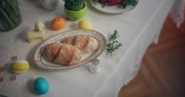 伝統的なイースターエッグテーブルイースターの休日は 装飾された卵 おいしい食べ物 そして喜びが再生を象徴するイースターのお祝いです — ストック動画