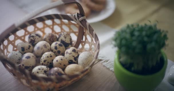 Traditionella Påskägg Bordssemester Ett Festligt Firande Påsk Där Dekorerade Ägg — Stockvideo