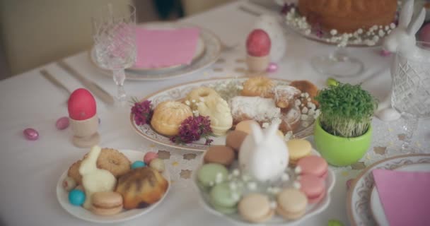 传统的复活节彩蛋表复活节假期是庆祝复活节的节日 美味佳肴和欢乐象征着重生 — 图库视频影像