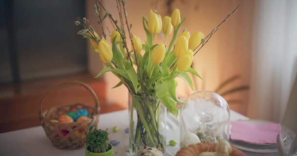 Geleneksel Paskalya Yumurta Masası Paskalya Tatili Süslü Yumurtalar Lezzetli Yiyecekler — Stok video