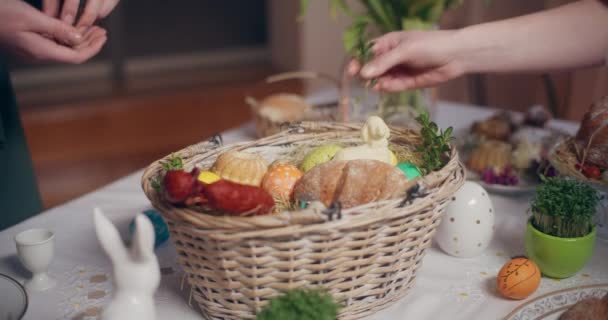 Geleneksel Paskalya Yumurta Masası Paskalya Tatili Süslü Yumurtalar Lezzetli Yiyecekler — Stok video