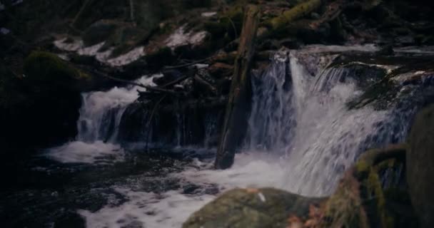Cachoeira Inverno Desce Uma Montanha Com Água Doce Uma Vista — Vídeo de Stock