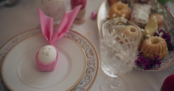 Güzel Dekore Edilmiş Bir Masada Paskalya Kahvaltısıyla Kalıcı Anılar Yaratmak — Stok video