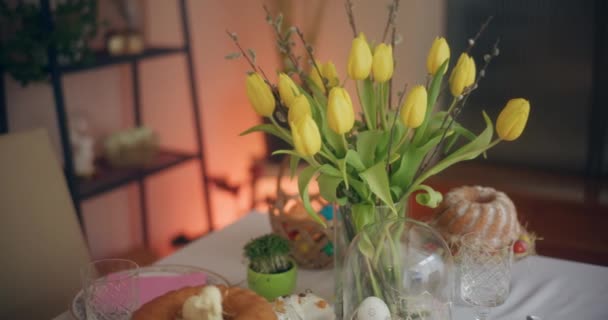 Hozzon Létre Maradandó Emlékeket Húsvéti Reggelivel Egy Gyönyörűen Berendezett Asztalnál — Stock videók
