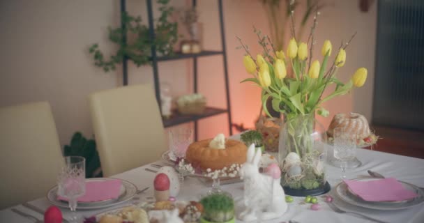아름답게 장식된 식탁에서 부활절 식사를 하면서 지속적 기억을 만들라 봄철의 — 비디오