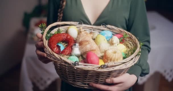 Güzel Dekore Edilmiş Bir Masada Paskalya Kahvaltısıyla Kalıcı Anılar Yaratmak — Stok video