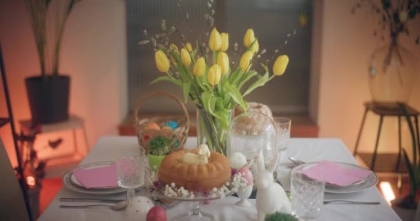 Stwórz Trwałe Wspomnienia Śniadaniem Wielkanocnym Przy Pięknie Urządzonym Stole Przyjąć — Wideo stockowe