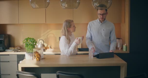 Adamları Işçiler Üretkenlik Başarıya Ulaşmak Için Ofis Içinde Işbirliği Iletişim — Stok video